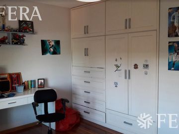 Venta de hermosa Casa 4 ambientes con amplio fondo libre, cochera y parrila en Ezpeleta Este