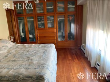 Venta de hermosa Casa 4 ambientes con amplio fondo libre, cochera y parrila en Ezpeleta Este