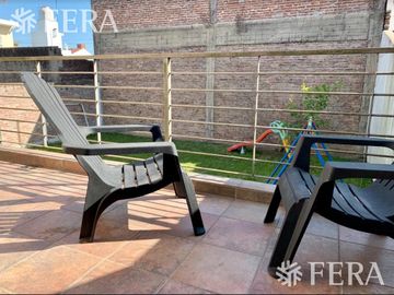 Venta de hermosa Casa 4 ambientes con amplio fondo libre, cochera y parrila en Ezpeleta Este