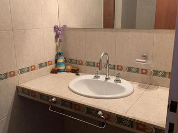 Venta de hermosa Casa 4 ambientes con amplio fondo libre, cochera y parrila en Ezpeleta Este