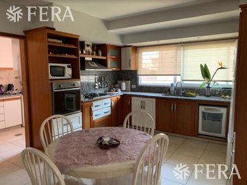 Venta de hermosa Casa 4 ambientes con amplio fondo libre, cochera y parrila en Ezpeleta Este