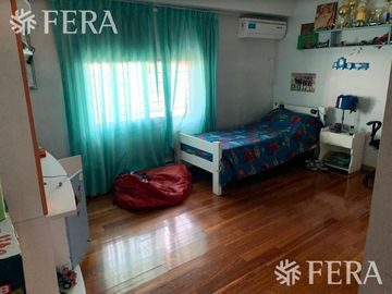 Venta de hermosa Casa 4 ambientes con amplio fondo libre, cochera y parrila en Ezpeleta Este