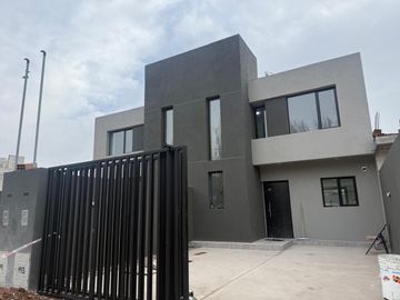 Venta Duplex 2 Dormitorio   Escritorio, Tierra Mansa  Centenario