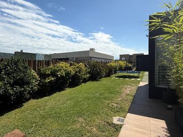 Casa en venta - 4 Dormitorios 5 Baños - Cochera - 1.350Mts2 - Esteban Echeverría