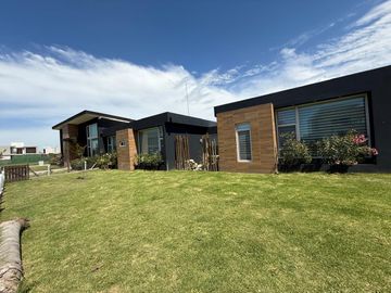 Casa en venta - 4 Dormitorios 5 Baños - Cochera - 1.350Mts2 - Esteban Echeverría