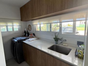 Casa en venta - 4 Dormitorios 5 Baños - Cochera - 1.350Mts2 - Esteban Echeverría