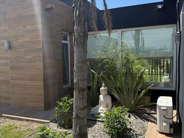 Casa en venta - 4 Dormitorios 5 Baños - Cochera - 1.350Mts2 - Esteban Echeverría