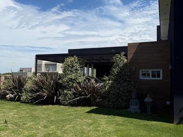 Casa en venta - 4 Dormitorios 5 Baños - Cochera - 1.350Mts2 - Esteban Echeverría