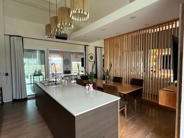 Casa en venta - 4 Dormitorios 5 Baños - Cochera - 1.350Mts2 - Esteban Echeverría