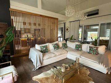 Casa en venta - 4 Dormitorios 5 Baños - Cochera - 1.350Mts2 - Esteban Echeverría