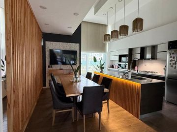 Casa en venta - 4 Dormitorios 5 Baños - Cochera - 1.350Mts2 - Esteban Echeverría