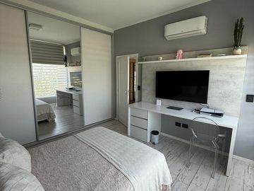 Casa en venta - 4 Dormitorios 5 Baños - Cochera - 1.350Mts2 - Esteban Echeverría