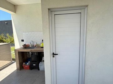 Casa en venta - 4 Dormitorios 5 Baños - Cochera - 1.350Mts2 - Esteban Echeverría