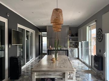 Casa en venta - 4 Dormitorios 5 Baños - Cochera - 1.350Mts2 - Esteban Echeverría
