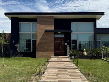 Casa en venta - 4 Dormitorios 5 Baños - Cochera - 1.350Mts2 - Esteban Echeverría
