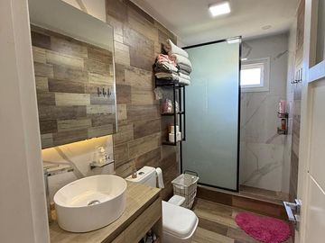 Casa en venta - 4 Dormitorios 5 Baños - Cochera - 1.350Mts2 - Esteban Echeverría