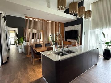 Casa en venta - 4 Dormitorios 5 Baños - Cochera - 1.350Mts2 - Esteban Echeverría