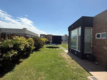 Casa en venta - 4 Dormitorios 5 Baños - Cochera - 1.350Mts2 - Esteban Echeverría
