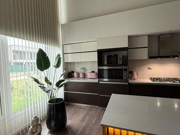 Casa en venta - 4 Dormitorios 5 Baños - Cochera - 1.350Mts2 - Esteban Echeverría