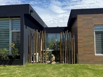 Casa en venta - 4 Dormitorios 5 Baños - Cochera - 1.350Mts2 - Esteban Echeverría