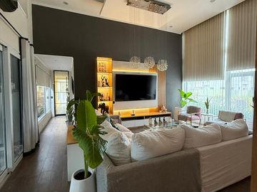 Casa en venta - 4 Dormitorios 5 Baños - Cochera - 1.350Mts2 - Esteban Echeverría
