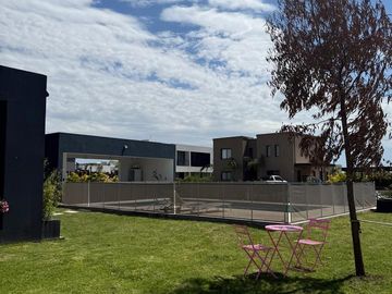 Casa en venta - 4 Dormitorios 5 Baños - Cochera - 1.350Mts2 - Esteban Echeverría