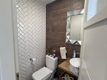 Casa en venta - 4 Dormitorios 5 Baños - Cochera - 1.350Mts2 - Esteban Echeverría