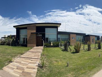 Casa en venta - 4 Dormitorios 5 Baños - Cochera - 1.350Mts2 - Esteban Echeverría