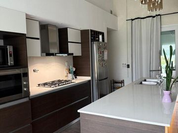 Casa en venta - 4 Dormitorios 5 Baños - Cochera - 1.350Mts2 - Esteban Echeverría