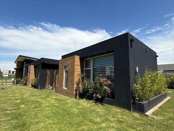 Casa en venta - 4 Dormitorios 5 Baños - Cochera - 1.350Mts2 - Esteban Echeverría
