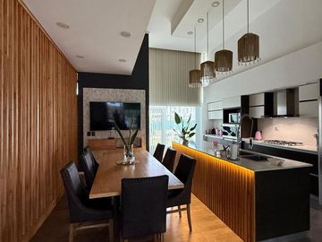 Casa en venta - 4 Dormitorios 5 Baños - Cochera - 1.350Mts2 - Esteban Echeverría
