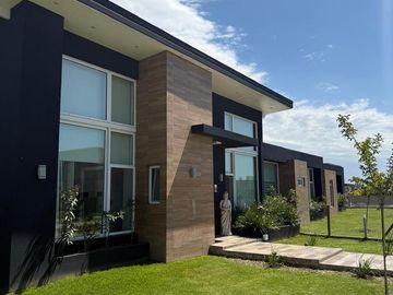 Casa en venta - 4 Dormitorios 5 Baños - Cochera - 1.350Mts2 - Esteban Echeverría