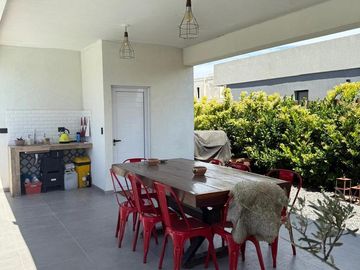 Casa en venta - 4 Dormitorios 5 Baños - Cochera - 1.350Mts2 - Esteban Echeverría