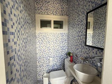Casa en venta - 4 Dormitorios 5 Baños - Cochera - 1.350Mts2 - Esteban Echeverría