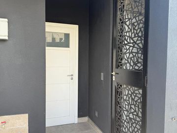 Casa en venta - 4 Dormitorios 5 Baños - Cochera - 1.350Mts2 - Esteban Echeverría