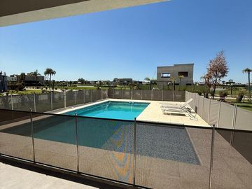 Casa en venta - 4 Dormitorios 5 Baños - Cochera - 1.350Mts2 - Esteban Echeverría