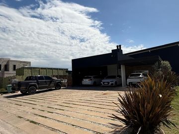 Casa en venta - 4 Dormitorios 5 Baños - Cochera - 1.350Mts2 - Esteban Echeverría