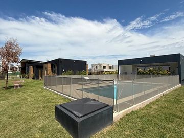 Casa en venta - 4 Dormitorios 5 Baños - Cochera - 1.350Mts2 - Esteban Echeverría