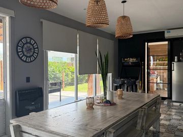 Casa en venta - 4 Dormitorios 5 Baños - Cochera - 1.350Mts2 - Esteban Echeverría