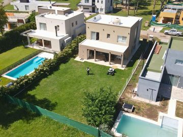 Casa 5 ambientes en Francisco Alvarez Moreno