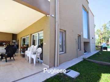 Casa 5 ambientes en Francisco Alvarez Moreno