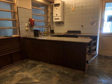 Casa en venta - 3 Dormitorios 2 Baños - Cocheras - Villa Maipú