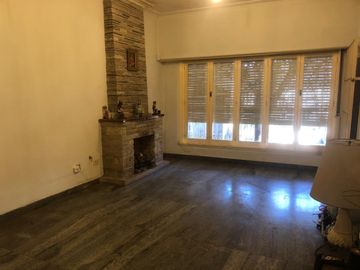 Casa en venta - 3 Dormitorios 2 Baños - Cocheras - Villa Maipú