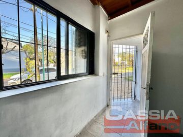 PH AL FRENTE EN EXCELENTE BARRIO RESIDENCIAL BANFIELD O. 40 m2 Aprox. Planta Baja