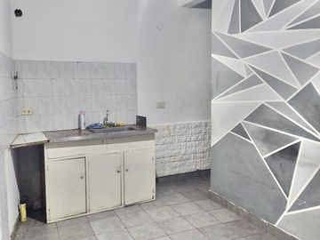 PH AL FRENTE EN EXCELENTE BARRIO RESIDENCIAL BANFIELD O. 40 m2 Aprox. Planta Baja