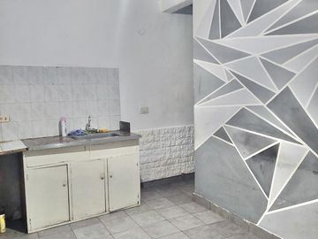 PH AL FRENTE EN EXCELENTE BARRIO RESIDENCIAL BANFIELD O. 40 m2 Aprox. Planta Baja