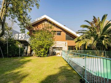 Casa de 5 ambientes   dependencia de servicio en venta, en San Isidro.