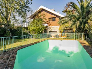 Casa de 5 ambientes   dependencia de servicio en venta, en San Isidro.