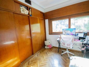 Casa de 5 ambientes   dependencia de servicio en venta, en San Isidro.