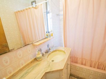 Casa de 5 ambientes   dependencia de servicio en venta, en San Isidro.